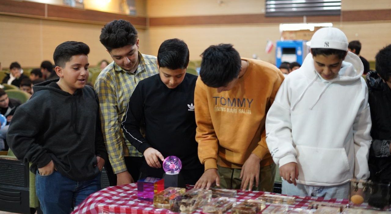 فستیوال دانش‌ آموزی ازنا نمونه‌ای از برگزاری برنامه علمی در سطح مدارس ایران است.